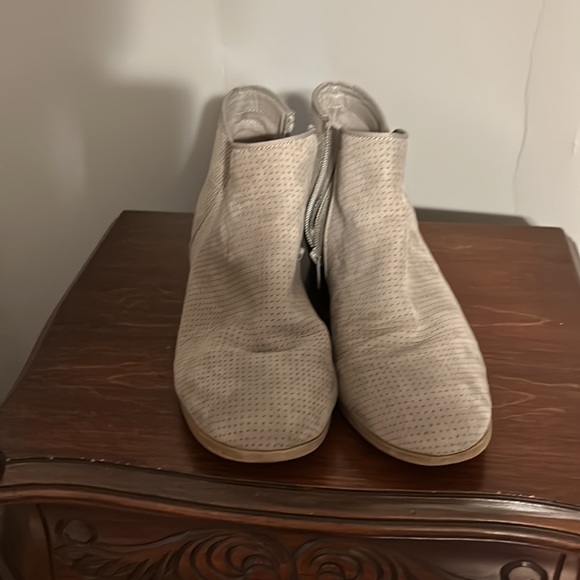 Gray Faux suede Ankle Boot 9w - Picture 2 of 4